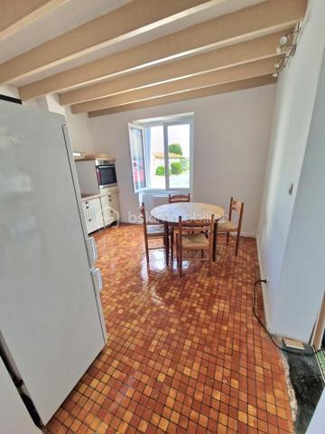 À seulement quelques minutes des commodités, découvrez cette authentique longère charentaise pleine de caractère, offrant un cadre de vie paisible et chaleureux.

Dès l’entrée, le charme opère immédiatement avec ses carreaux de ciment anciens qui donnent le ton. Vous accédez à un bel espace de vie composé d’un salon / salle à manger convivial, d’une cuisine aménagée et équipée, d’une salle d’eau ainsi que de WC séparés.

À l’étage, un palier dessert deux très grandes chambres lumineuses ainsi qu’un bureau pouvant faire office de chambre d’enfant.

Côté extérieur, vous profiterez d’une cour aménagée en agréable terrasse, idéale pour vos moments de détente en famille ou entre amis.

Un véritable atout : un chai attenant de plus de 60 m², offrant de nombreuses possibilités :
- agrandissement de la maison
- création d’un espace indépendant
- garage, atelier ou projet locatif

La maison est en très bon état général :
- façade ravalée
- fenêtres PVC double vitrage
- radiateurs récents
- parquets en excellent état
- superbe escalier en ormeau, pièce unique de menuiserie

- Vous pouvez emménager immédiatement sans travaux.

Prix : 139 900 €
Surface : 84 m² + 60m² de chai et une cave de 14m²
2 places de parking aménagée sur la parcelle
raccordée à l'assainissement collectif

Une opportunité rare sur le secteur, idéale pour une résidence principale, un pied-à-terre ou un investissement.

À visiter sans tarder !