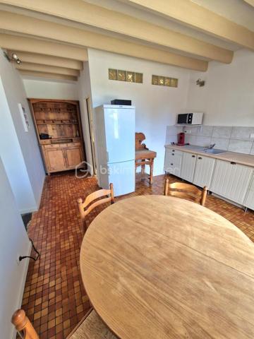 À seulement quelques minutes des commodités, découvrez cette authentique longère charentaise pleine de caractère, offrant un cadre de vie paisible et chaleureux.

Dès l’entrée, le charme opère immédiatement avec ses carreaux de ciment anciens qui donnent le ton. Vous accédez à un bel espace de vie composé d’un salon / salle à manger convivial, d’une cuisine aménagée et équipée, d’une salle d’eau ainsi que de WC séparés.

À l’étage, un palier dessert deux très grandes chambres lumineuses ainsi qu’un bureau pouvant faire office de chambre d’enfant.

Côté extérieur, vous profiterez d’une cour aménagée en agréable terrasse, idéale pour vos moments de détente en famille ou entre amis.

Un véritable atout : un chai attenant de plus de 60 m², offrant de nombreuses possibilités :
- agrandissement de la maison
- création d’un espace indépendant
- garage, atelier ou projet locatif

La maison est en très bon état général :
- façade ravalée
- fenêtres PVC double vitrage
- radiateurs récents
- parquets en excellent état
- superbe escalier en ormeau, pièce unique de menuiserie

- Vous pouvez emménager immédiatement sans travaux.

Prix : 139 900 €
Surface : 84 m² + 60m² de chai et une cave de 14m²
2 places de parking aménagée sur la parcelle
raccordée à l'assainissement collectif

Une opportunité rare sur le secteur, idéale pour une résidence principale, un pied-à-terre ou un investissement.

À visiter sans tarder !