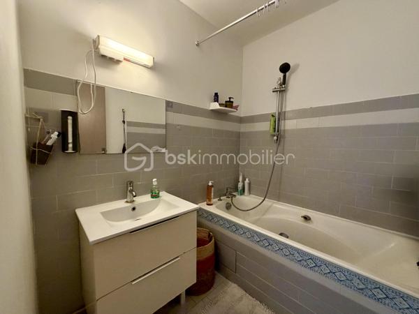Idéalement situé au cœur de Saint-Gilles-les-Bains, à deux pas des commerces, des restaurants et du lagon, cet appartement T2 en dernier étage vous séduira par son calme, sa luminosité et sa vue dégagée sans vis-à-vis.

Le bien se compose de :
• Une entrée donnant sur un séjour lumineux
• Une cuisine séparée et équipée
• Une chambre spacieuse avec climatisation
• Une salle de bain avec baignoire
• Un WC séparé
• Une varangue couverte offrant une vue imprenable sur la verdure et le port de plaisance — idéale pour profiter des couchers de soleil réunionnais

Caractéristiques :
• Surface habitable : 42 m²
• Surface totale avec varangue : 50,04 m²
• Dernier étage — pas de voisin au-dessus
• Vue dégagée, verdure et port de plaisance
• Climatisation
• Libre de toute occupation (congé pour vente donné)