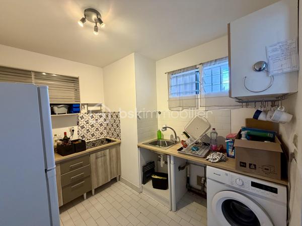 Idéalement situé au cœur de Saint-Gilles-les-Bains, à deux pas des commerces, des restaurants et du lagon, cet appartement T2 en dernier étage vous séduira par son calme, sa luminosité et sa vue dégagée sans vis-à-vis.

Le bien se compose de :
• Une entrée donnant sur un séjour lumineux
• Une cuisine séparée et équipée
• Une chambre spacieuse avec climatisation
• Une salle de bain avec baignoire
• Un WC séparé
• Une varangue couverte offrant une vue imprenable sur la verdure et le port de plaisance — idéale pour profiter des couchers de soleil réunionnais

Caractéristiques :
• Surface habitable : 42 m²
• Surface totale avec varangue : 50,04 m²
• Dernier étage — pas de voisin au-dessus
• Vue dégagée, verdure et port de plaisance
• Climatisation
• Libre de toute occupation (congé pour vente donné)