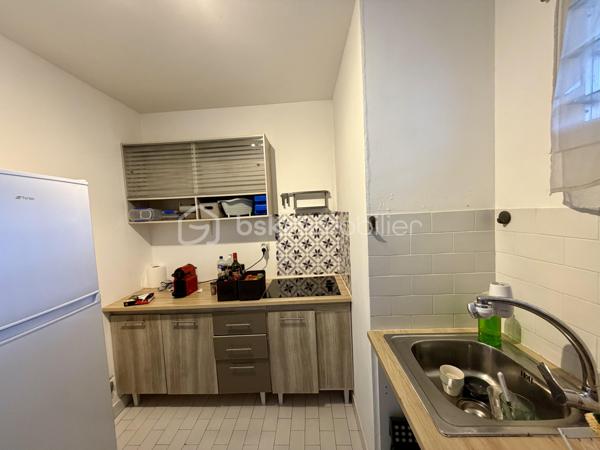 Idéalement situé au cœur de Saint-Gilles-les-Bains, à deux pas des commerces, des restaurants et du lagon, cet appartement T2 en dernier étage vous séduira par son calme, sa luminosité et sa vue dégagée sans vis-à-vis.

Le bien se compose de :
• Une entrée donnant sur un séjour lumineux
• Une cuisine séparée et équipée
• Une chambre spacieuse avec climatisation
• Une salle de bain avec baignoire
• Un WC séparé
• Une varangue couverte offrant une vue imprenable sur la verdure et le port de plaisance — idéale pour profiter des couchers de soleil réunionnais

Caractéristiques :
• Surface habitable : 42 m²
• Surface totale avec varangue : 50,04 m²
• Dernier étage — pas de voisin au-dessus
• Vue dégagée, verdure et port de plaisance
• Climatisation
• Libre de toute occupation (congé pour vente donné)