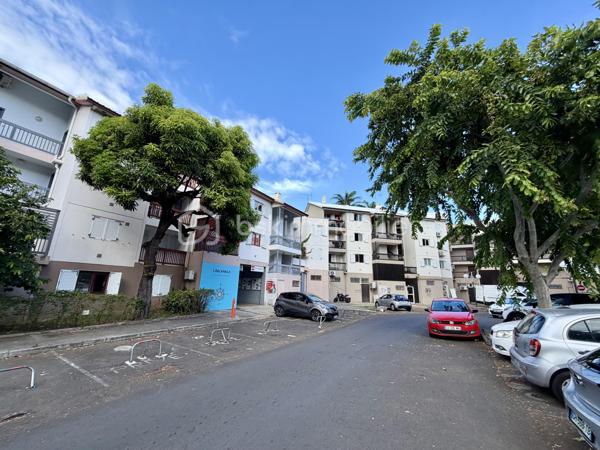 Idéalement situé au cœur de Saint-Gilles-les-Bains, à deux pas des commerces, des restaurants et du lagon, cet appartement T2 en dernier étage vous séduira par son calme, sa luminosité et sa vue dégagée sans vis-à-vis.

Le bien se compose de :
• Une entrée donnant sur un séjour lumineux
• Une cuisine séparée et équipée
• Une chambre spacieuse avec climatisation
• Une salle de bain avec baignoire
• Un WC séparé
• Une varangue couverte offrant une vue imprenable sur la verdure et le port de plaisance — idéale pour profiter des couchers de soleil réunionnais

Caractéristiques :
• Surface habitable : 42 m²
• Surface totale avec varangue : 50,04 m²
• Dernier étage — pas de voisin au-dessus
• Vue dégagée, verdure et port de plaisance
• Climatisation
• Libre de toute occupation (congé pour vente donné)
