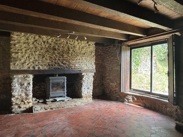 Maison ancienne - Montignac-lascaux En Périgord Noir, sur les hauteurs de Plazac, petite maison en pierre à rénover avec jardin et dépendance.