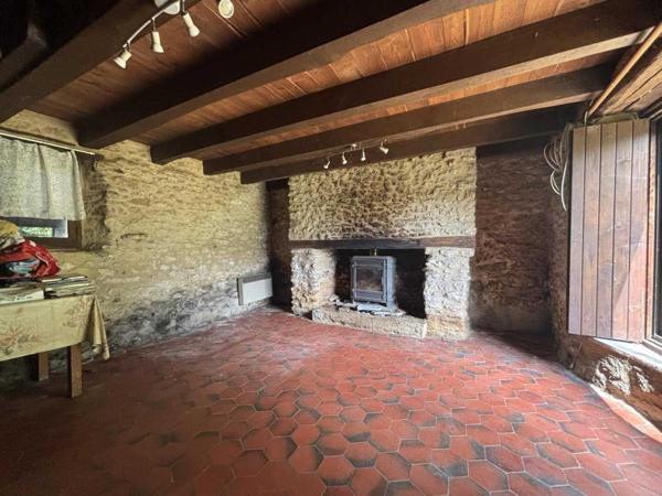 Maison ancienne - Montignac-lascaux En Périgord Noir, sur les hauteurs de Plazac, petite maison en pierre à rénover avec jardin et dépendance.