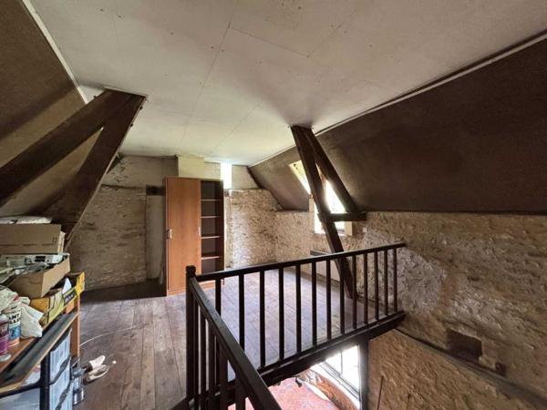 Maison ancienne - Montignac-lascaux En Périgord Noir, sur les hauteurs de Plazac, petite maison en pierre à rénover avec jardin et dépendance.