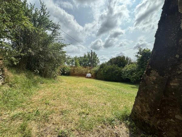 Maison ancienne - Montignac-lascaux En Périgord Noir, sur les hauteurs de Plazac, petite maison en pierre à rénover avec jardin et dépendance.