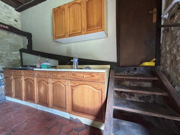 Maison ancienne - Montignac-lascaux En Périgord Noir, sur les hauteurs de Plazac, petite maison en pierre à rénover avec jardin et dépendance.