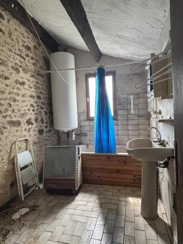 Maison ancienne - Montignac-lascaux En Périgord Noir, sur les hauteurs de Plazac, petite maison en pierre à rénover avec jardin et dépendance.