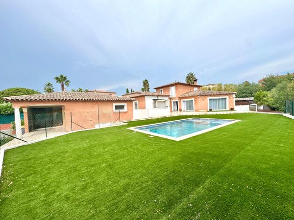 FRÉJUS-domaine résidentiel au calme-villa avec dépendance et piscine sur 1340m2 terrain