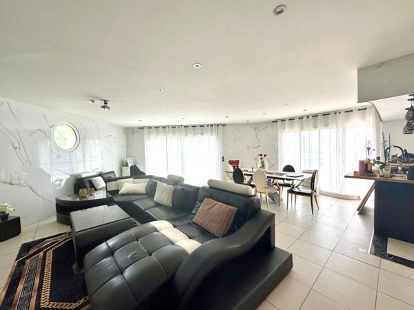 FRÉJUS-domaine résidentiel au calme-villa avec dépendance et piscine sur 1340m2 terrain