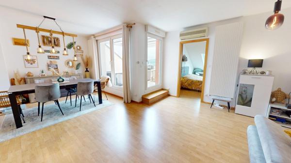 À vendre à Brunstatt : F3 de 77 m² au dernier étage, terrasse 18 m², vue Vosges, garage et ascenseur