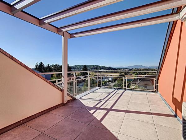 À vendre à Brunstatt : F3 de 77 m² au dernier étage, terrasse 18 m², vue Vosges, garage et ascenseur