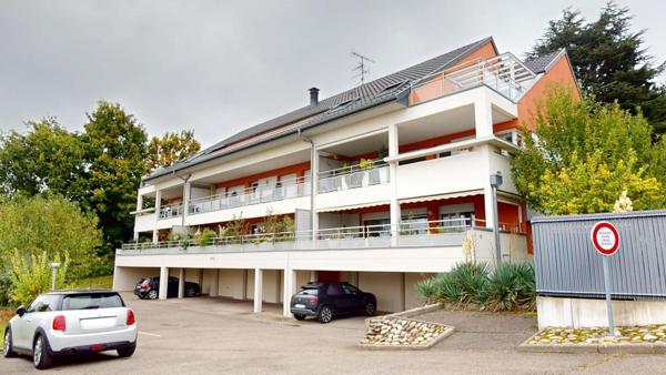 À vendre à Brunstatt : F3 de 77 m² au dernier étage, terrasse 18 m², vue Vosges, garage et ascenseur
