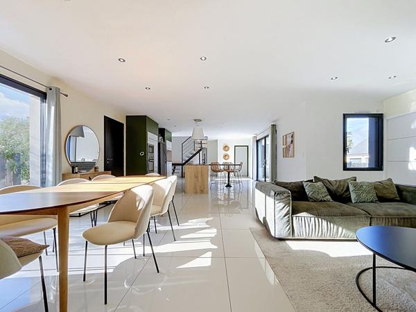 LONGUÉ-JUMELLES - MAISON CONTEMPORAINE AVEC PISCINE, 5 CHAMBRES ET PLUS DE 184 M² HABITABLES