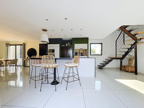 LONGUÉ-JUMELLES - MAISON CONTEMPORAINE AVEC PISCINE, 5 CHAMBRES ET PLUS DE 184 M² HABITABLES
