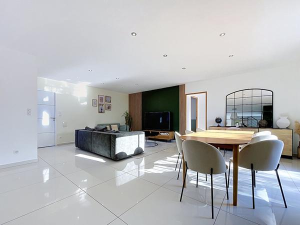 LONGUÉ-JUMELLES - MAISON CONTEMPORAINE AVEC PISCINE, 5 CHAMBRES ET PLUS DE 184 M² HABITABLES