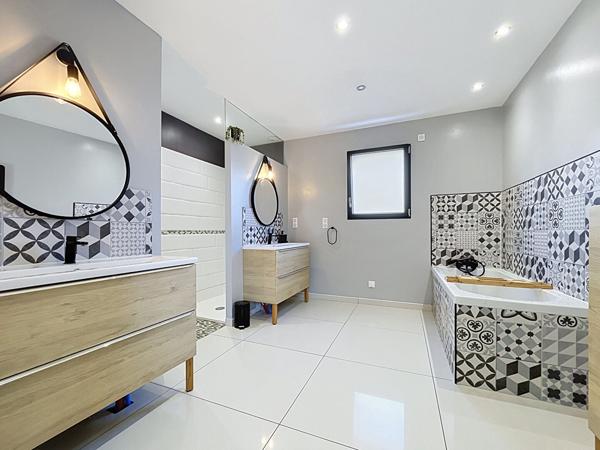 LONGUÉ-JUMELLES - MAISON CONTEMPORAINE AVEC PISCINE, 5 CHAMBRES ET PLUS DE 184 M² HABITABLES