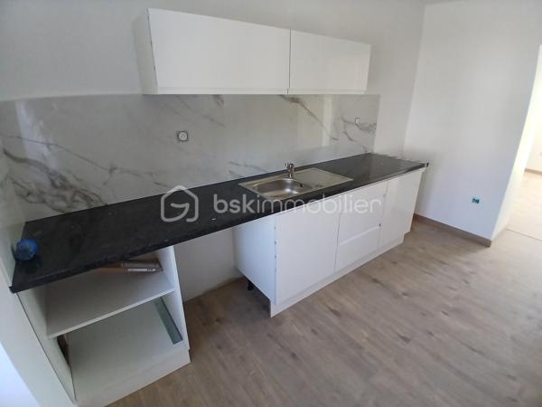 Venez découvrir ce très bel appartement type 2 duplex neuf,  entièrement rénové (  en cours de travaux ) en rez de jardin, dans une maison en cours de restauration de 4 logements.
Imaginez vous....dans cet appartement qui vous propose: une belle cuisine équipée avec une crédance style marbre blanc , une pièce séjour-salon+ un espace buanderie (lave-linge et cumulus) et une salle d'eau avec douche+ wc.
A l'étage vous trouez une chambre et salon ou deux chambres à votre convenance.
Votre appartement possède un chauffage individuel, un grand jardin privatif, deux places de parking privatives, actuellement la maison est en cours de  rénovation exterieur, pose de panneaux isolants et ravalement de façade, les plus sont les bus à proximité+ écoles et commerces, honoraires inclus charge vendeur.
 ATTENTION, en annonce l'ancien DPE avant travaux, le futur DPE sera classé D, après travaux d'isolation en cours.
Votre appartement pret à vivre!!
Renseignements et rendez vous du lundi au samedi de 8h à 20 h
