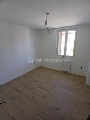 Venez découvrir ce très bel appartement type 2 duplex neuf,  entièrement rénové (  en cours de travaux ) en rez de jardin, dans une maison en cours de restauration de 4 logements.
Imaginez vous....dans cet appartement qui vous propose: une belle cuisine équipée avec une crédance style marbre blanc , une pièce séjour-salon+ un espace buanderie (lave-linge et cumulus) et une salle d'eau avec douche+ wc.
A l'étage vous trouez une chambre et salon ou deux chambres à votre convenance.
Votre appartement possède un chauffage individuel, un grand jardin privatif, deux places de parking privatives, actuellement la maison est en cours de  rénovation exterieur, pose de panneaux isolants et ravalement de façade, les plus sont les bus à proximité+ écoles et commerces, honoraires inclus charge vendeur.
 ATTENTION, en annonce l'ancien DPE avant travaux, le futur DPE sera classé D, après travaux d'isolation en cours.
Votre appartement pret à vivre!!
Renseignements et rendez vous du lundi au samedi de 8h à 20 h