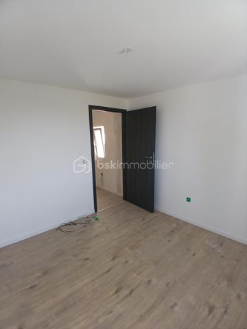 Venez découvrir ce très bel appartement type 2 duplex neuf,  entièrement rénové (  en cours de travaux ) en rez de jardin, dans une maison en cours de restauration de 4 logements.
Imaginez vous....dans cet appartement qui vous propose: une belle cuisine équipée avec une crédance style marbre blanc , une pièce séjour-salon+ un espace buanderie (lave-linge et cumulus) et une salle d'eau avec douche+ wc.
A l'étage vous trouez une chambre et salon ou deux chambres à votre convenance.
Votre appartement possède un chauffage individuel, un grand jardin privatif, deux places de parking privatives, actuellement la maison est en cours de  rénovation exterieur, pose de panneaux isolants et ravalement de façade, les plus sont les bus à proximité+ écoles et commerces, honoraires inclus charge vendeur.
 ATTENTION, en annonce l'ancien DPE avant travaux, le futur DPE sera classé D, après travaux d'isolation en cours.
Votre appartement pret à vivre!!
Renseignements et rendez vous du lundi au samedi de 8h à 20 h