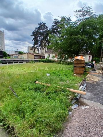 Venez découvrir ce très bel appartement type 2 duplex neuf,  entièrement rénové (  en cours de travaux ) en rez de jardin, dans une maison en cours de restauration de 4 logements.
Imaginez vous....dans cet appartement qui vous propose: une belle cuisine équipée avec une crédance style marbre blanc , une pièce séjour-salon+ un espace buanderie (lave-linge et cumulus) et une salle d'eau avec douche+ wc.
A l'étage vous trouez une chambre et salon ou deux chambres à votre convenance.
Votre appartement possède un chauffage individuel, un grand jardin privatif, deux places de parking privatives, actuellement la maison est en cours de  rénovation exterieur, pose de panneaux isolants et ravalement de façade, les plus sont les bus à proximité+ écoles et commerces, honoraires inclus charge vendeur.
 ATTENTION, en annonce l'ancien DPE avant travaux, le futur DPE sera classé D, après travaux d'isolation en cours.
Votre appartement pret à vivre!!
Renseignements et rendez vous du lundi au samedi de 8h à 20 h