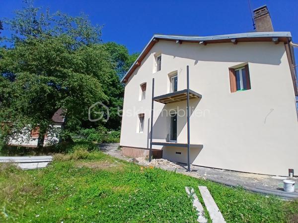 Venez découvrir ce très bel appartement type 2 duplex neuf,  entièrement rénové (  en cours de travaux ) en rez de jardin, dans une maison en cours de restauration de 4 logements.
Imaginez vous....dans cet appartement qui vous propose: une belle cuisine équipée avec une crédance style marbre blanc , une pièce séjour-salon+ un espace buanderie (lave-linge et cumulus) et une salle d'eau avec douche+ wc.
A l'étage vous trouez une chambre et salon ou deux chambres à votre convenance.
Votre appartement possède un chauffage individuel, un grand jardin privatif, deux places de parking privatives, actuellement la maison est en cours de  rénovation exterieur, pose de panneaux isolants et ravalement de façade, les plus sont les bus à proximité+ écoles et commerces, honoraires inclus charge vendeur.
 ATTENTION, en annonce l'ancien DPE avant travaux, le futur DPE sera classé D, après travaux d'isolation en cours.
Votre appartement pret à vivre!!
Renseignements et rendez vous du lundi au samedi de 8h à 20 h