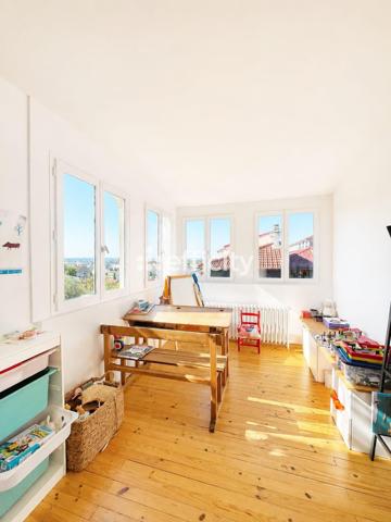 Maison
         6 pièces
        - 125 m² 770 000 € *
