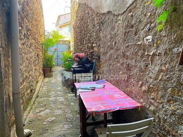 Maison de village 2 chambres avec terrasse.