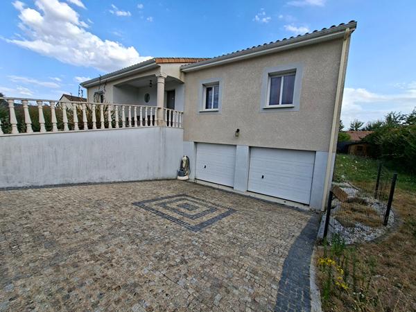 MAISON FAMILIALE AVEC BEAUX VOLUMES - DANGE ST ROMAIN