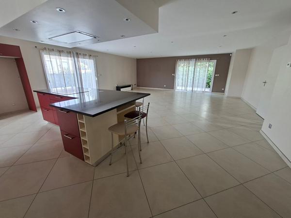 MAISON FAMILIALE AVEC BEAUX VOLUMES - DANGE ST ROMAIN
