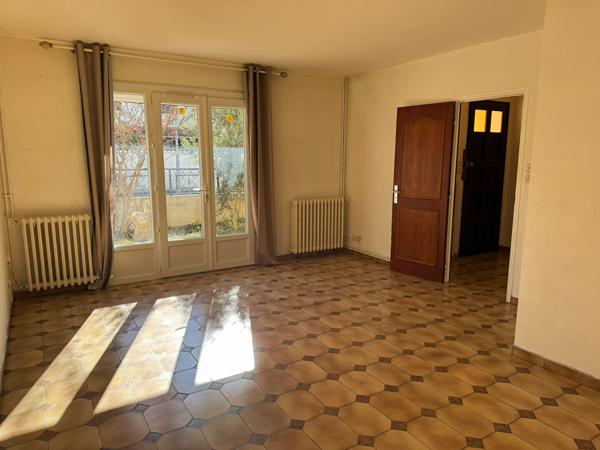 Maison quatre chambres à vendre à Carcassonne avec terrasse, jardinet et potentiel d'aménagement supplémentaire