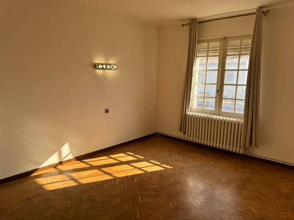 Maison quatre chambres à vendre à Carcassonne avec terrasse, jardinet et potentiel d'aménagement supplémentaire