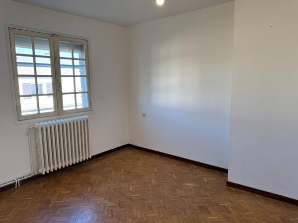 Maison quatre chambres à vendre à Carcassonne avec terrasse, jardinet et potentiel d'aménagement supplémentaire