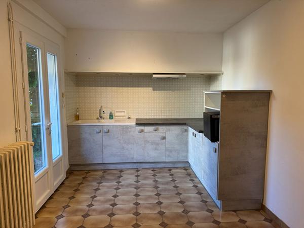 Maison quatre chambres à vendre à Carcassonne avec terrasse, jardinet et potentiel d'aménagement supplémentaire