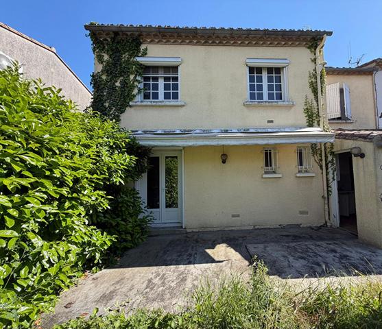 Maison quatre chambres à vendre à Carcassonne avec terrasse, jardinet et potentiel d'aménagement supplémentaire