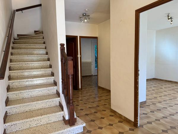 Maison quatre chambres à vendre à Carcassonne avec terrasse, jardinet et potentiel d'aménagement supplémentaire