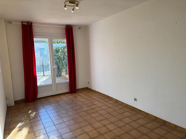 Maison quatre chambres à vendre à Carcassonne avec terrasse, jardinet et potentiel d'aménagement supplémentaire