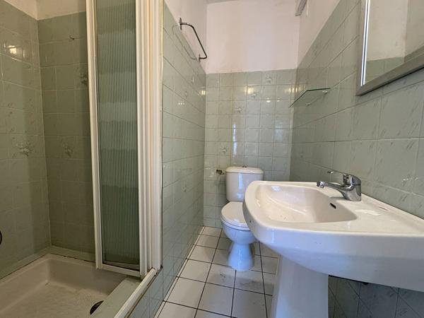 Maison quatre chambres à vendre à Carcassonne avec terrasse, jardinet et potentiel d'aménagement supplémentaire