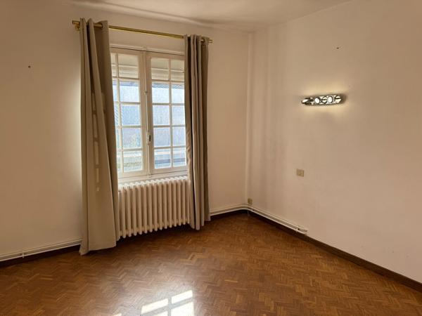 Maison quatre chambres à vendre à Carcassonne avec terrasse, jardinet et potentiel d'aménagement supplémentaire