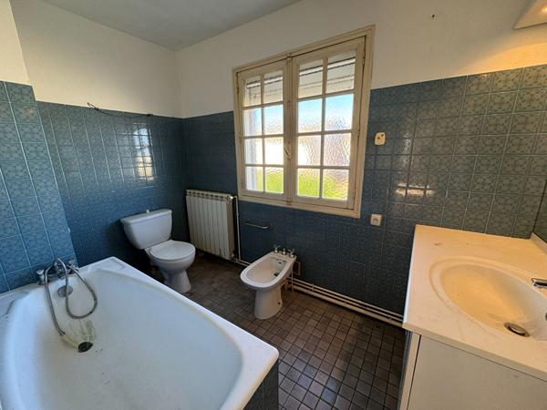 Maison quatre chambres à vendre à Carcassonne avec terrasse, jardinet et potentiel d'aménagement supplémentaire
