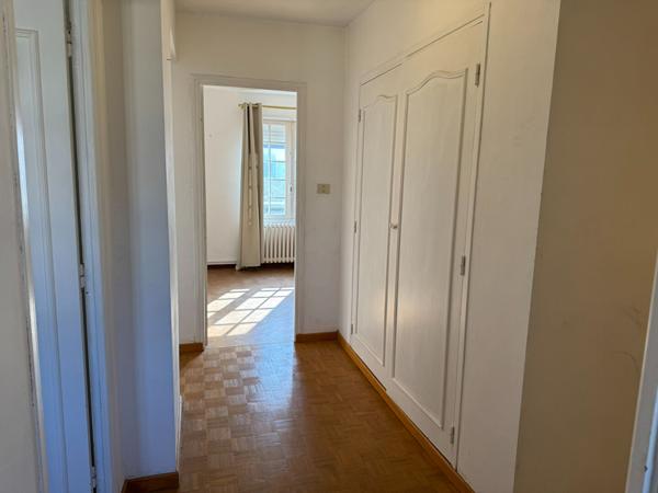 Maison quatre chambres à vendre à Carcassonne avec terrasse, jardinet et potentiel d'aménagement supplémentaire