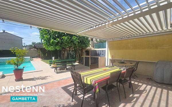 A vendre Maison 5 pièces , 3  chambres , bureau et piscine