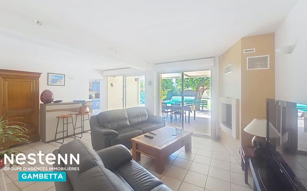 A vendre Maison 5 pièces , 3  chambres , bureau et piscine