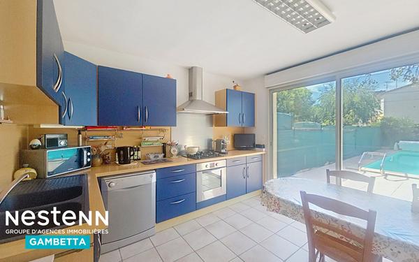 A vendre Maison 5 pièces , 3  chambres , bureau et piscine