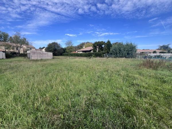 Vente Terrain 1585 m2 à Le Pian-Médoc