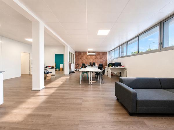 Exclusivité Nestenn. Toulouse. Fondeyre. Bureaux à vendre de 117m² au rez-de-chaussée avec deux places de parking.
