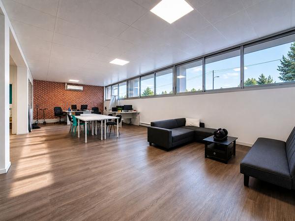 Exclusivité Nestenn. Toulouse. Fondeyre. Bureaux à vendre de 117m² au rez-de-chaussée avec deux places de parking.