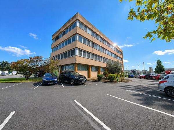 Exclusivité Nestenn. Toulouse. Fondeyre. Bureaux à vendre de 117m² au rez-de-chaussée avec deux places de parking.