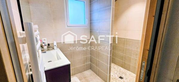 Plain-pied contemporain au calme, à deux pas du centre et des plages.