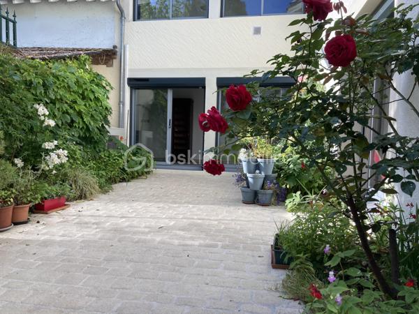 Maison de ville "style Loft" climatisée, de 180 m2 avec 2 grandes chambres, entièrement rénovée en 2010, et située quartier Prébendes côté Grammont- Cluzel à Tours.
Maison avec de belles prestations, climatisation à l'étage et chauffage au sol au rez de chaussée, protégée des rayons du soleil, dans un état impeccable, emplacement privilégié et très calme. Composée au rez de chaussée d'un séjour lumineux de 58 m2 avec de beaux volumes, de grands espaces et une cheminée. Cuisine ouverte aménagée et équipée. Plusieurs espaces ouverts communiquant entre eux. avec un jardin d'hiver, un espace pouvant être aménagé en 3e chambre, le tout s'ouvrant sur la cour intérieure pavée et paysagée. 1 salle d'eau - wc au rez-de-chaussée .
A l'étage, 2 grandes chambres, dont 1 ouverte sur la salle de bains et l'autre avec son coin salle d'eau, pallier, espace bureau, dressing, wc.
Chauffage au sol, Clim réversible à l'étage, pompe à chaleur. Fenêtres alu récentes avec volets roulants électriques. 
Aucun travaux à prévoir.
Idéal pour un atelier d'artiste, des musiciens, de créateurs...
Environnement calme, Tram, commerces, écoles et transports en commun à 5 mn à pieds.
A découvrir !